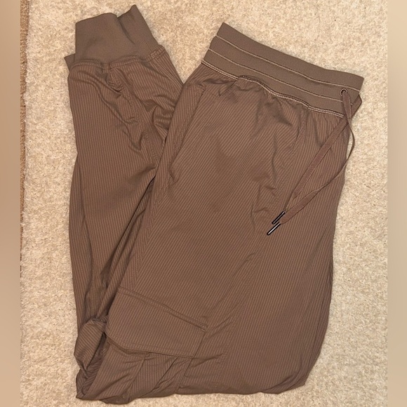 Lululemon Dance Studio Relaxed-Fit Mid-Rise Cargo Jogger Taupetastic FLAWED Med - Picture 1 of 7
